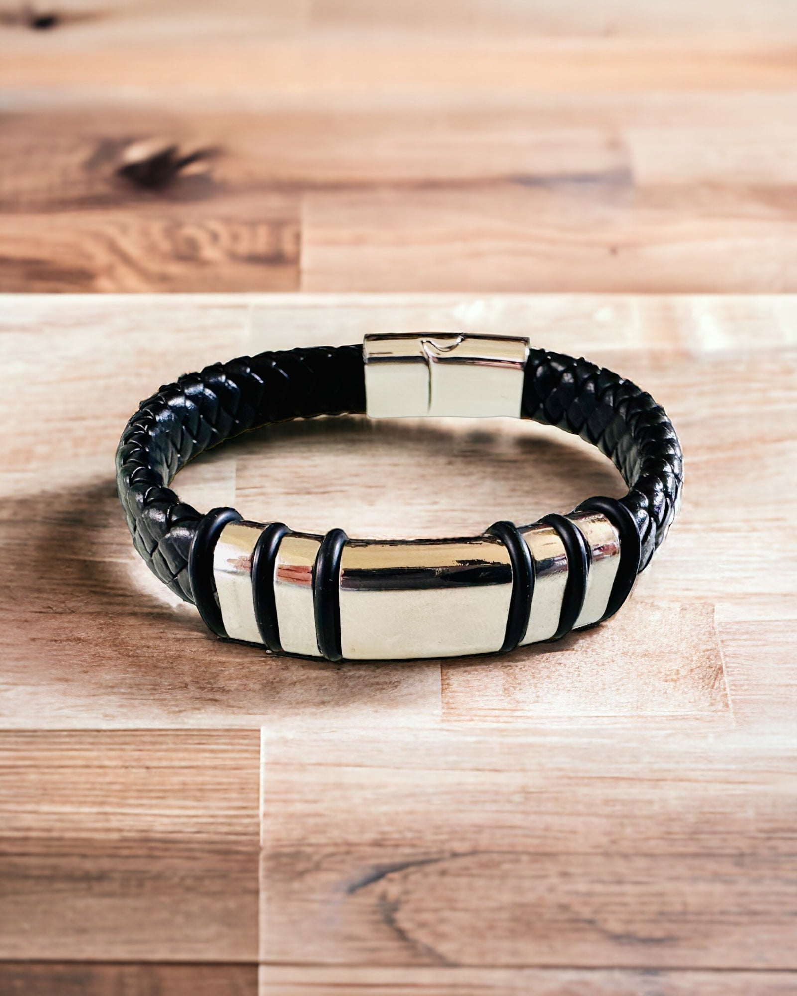 Bracelet de mode Hip Hop pour hommes avec gravure sur commande et fermoir magnétique – Choisissez le style avec des accents argentés ou dorés, 22 cm en cuir PU