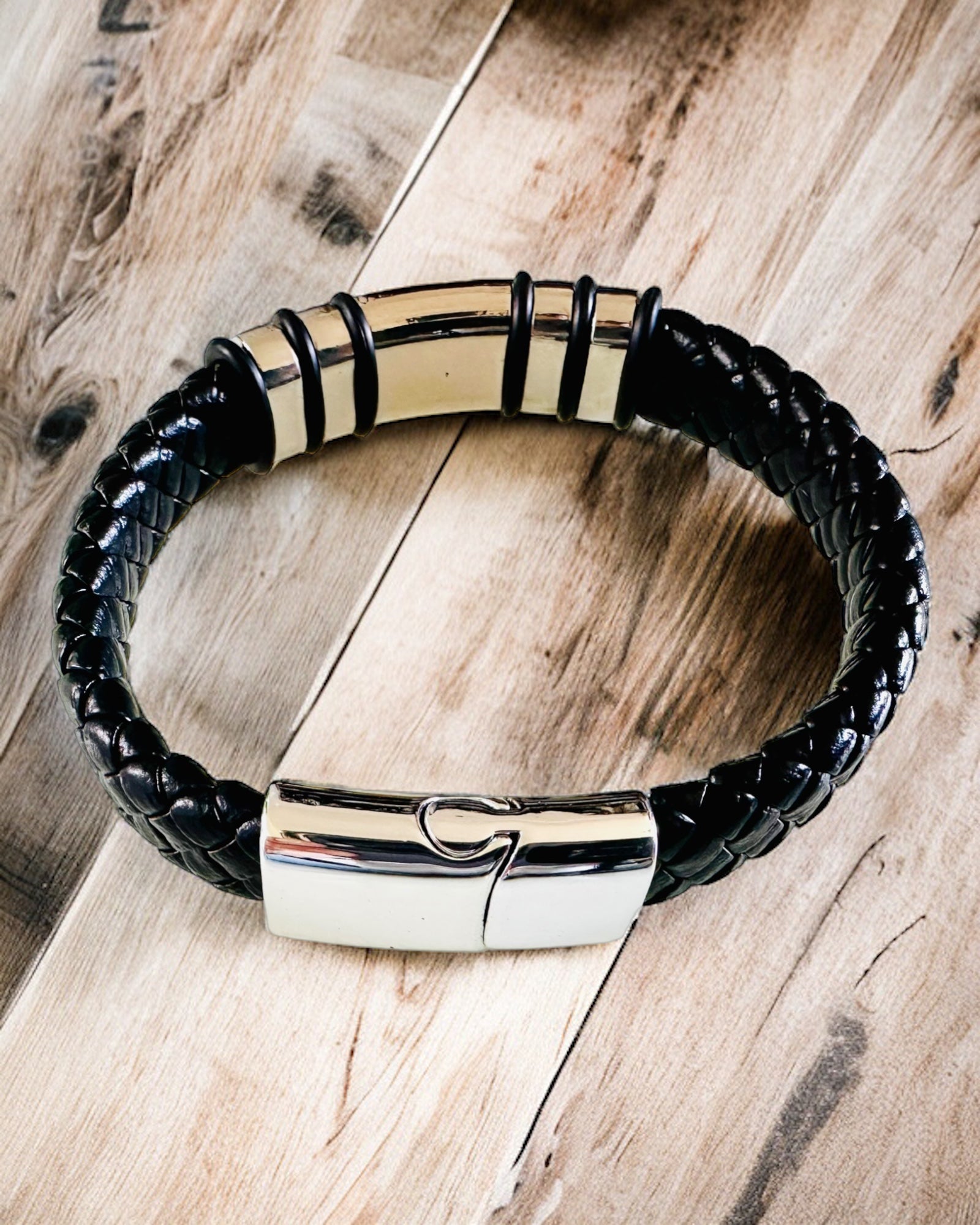 Bracelet de mode Hip Hop pour hommes avec gravure sur commande et fermoir magnétique – Choisissez le style avec des accents argentés ou dorés, 22 cm en cuir PU