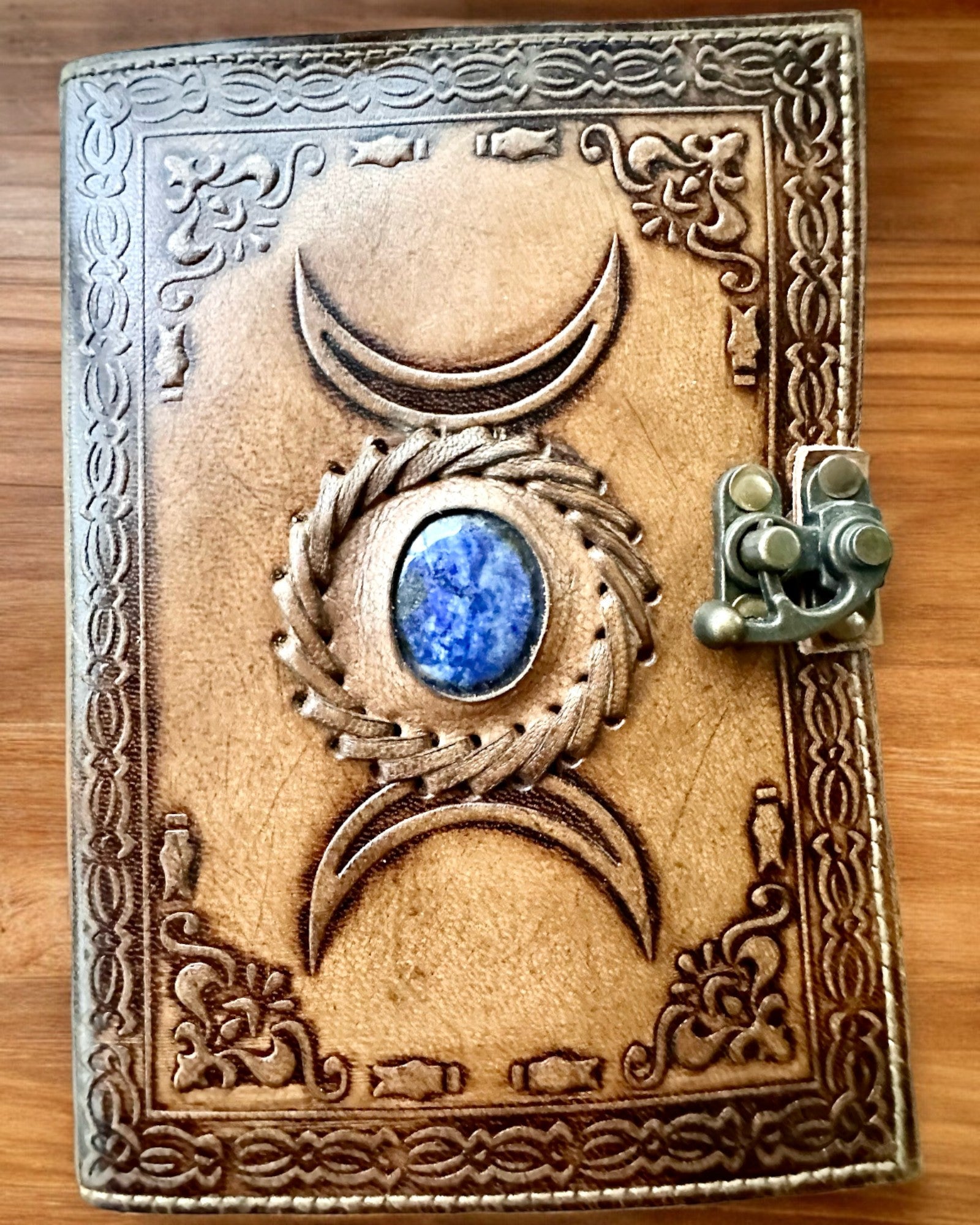 Journal Premium, Modèle Antique, Carnet en Cuir "Chronique Magique" 200 pages, 2 variantes au choix, possibilité de personnalisation par gravure.