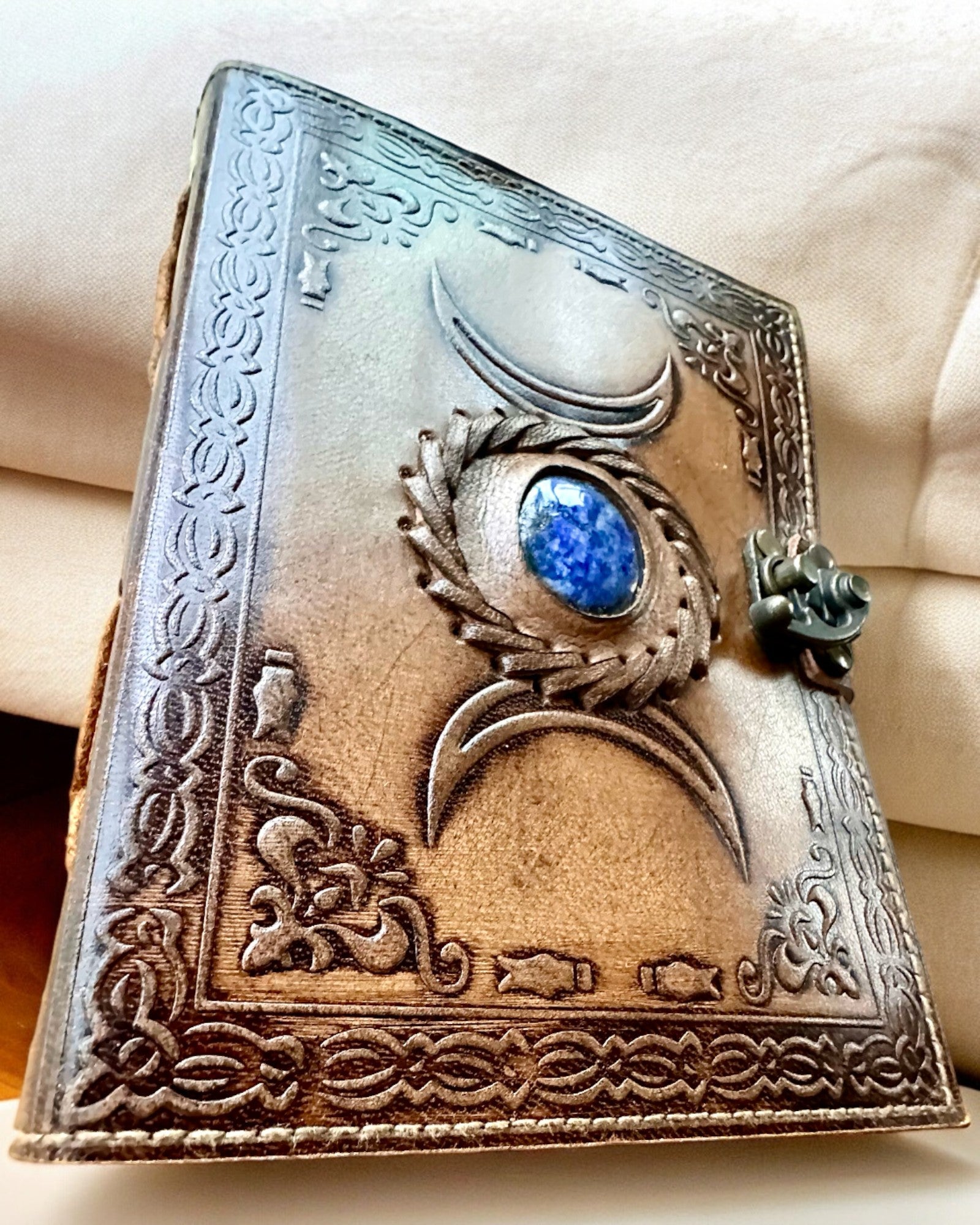 Journal Premium, Modèle Antique, Carnet en Cuir "Chronique Magique" 200 pages, 2 variantes au choix, possibilité de personnalisation par gravure.