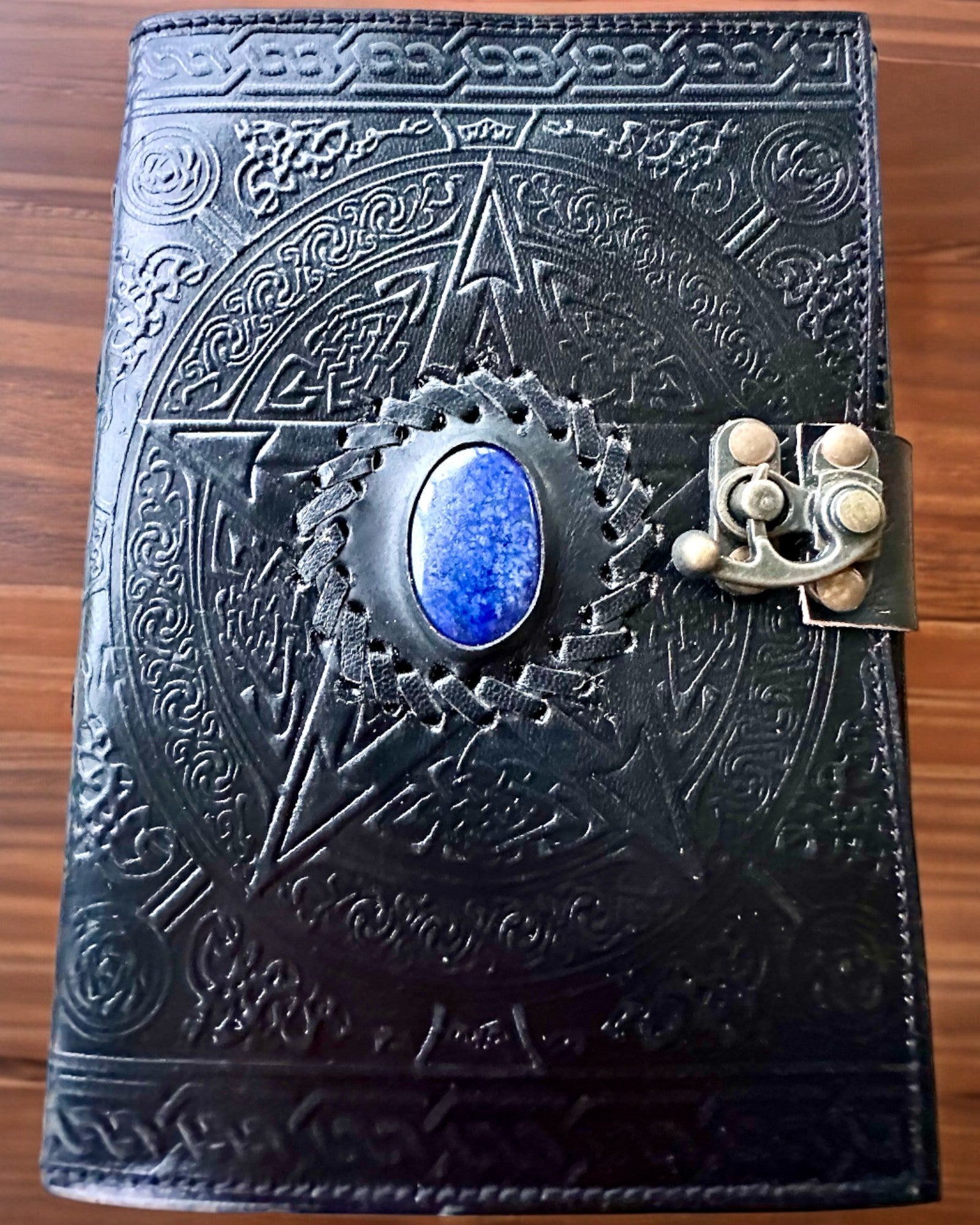 Journal Premium, Modèle Antique, Carnet en Cuir "Chronique Magique" 200 pages, 2 variantes au choix, possibilité de personnalisation par gravure.