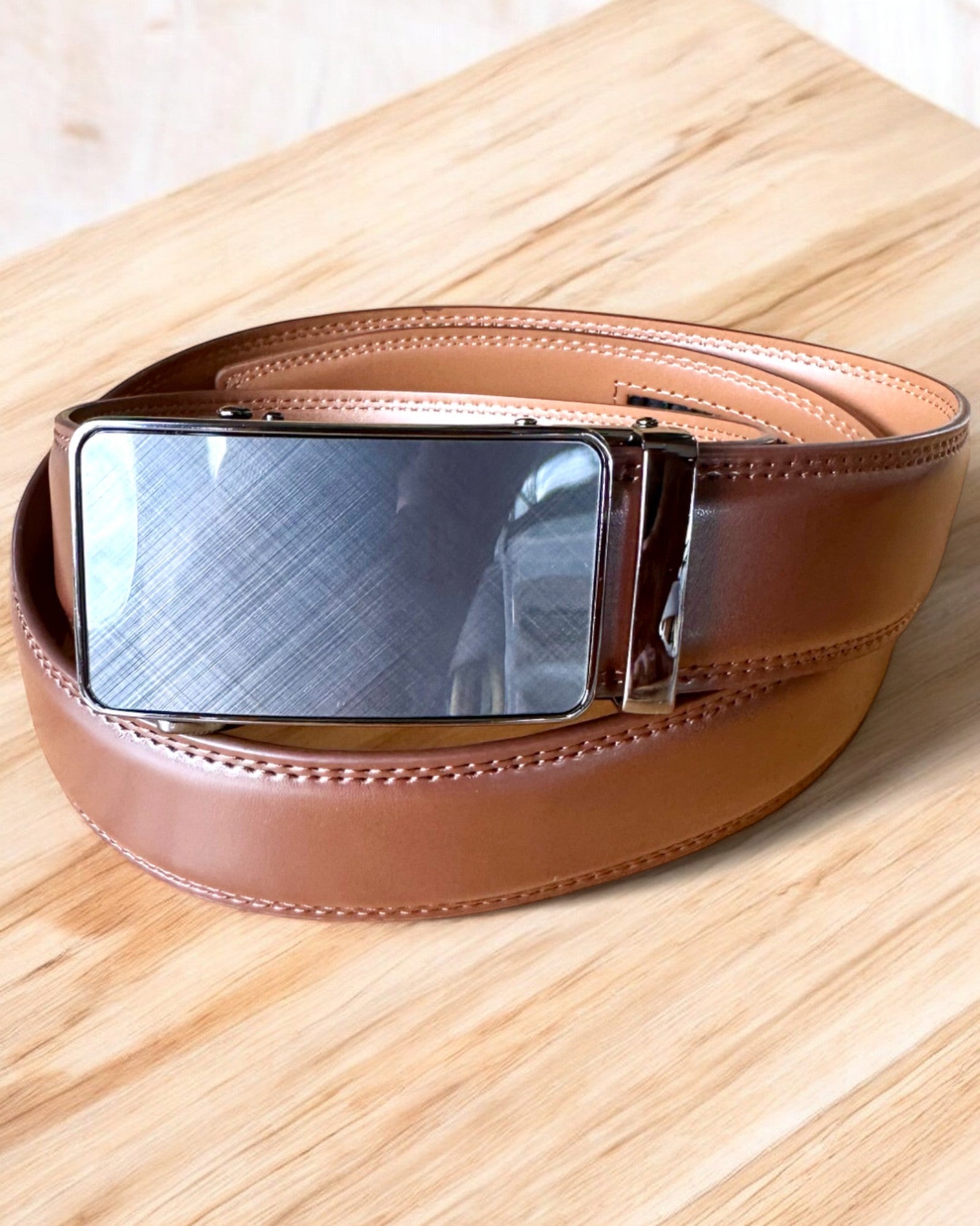 Ceinture en cuir brun pour homme avec boucle automatique, possibilité de personnalisation par gravure pour un cadeau.