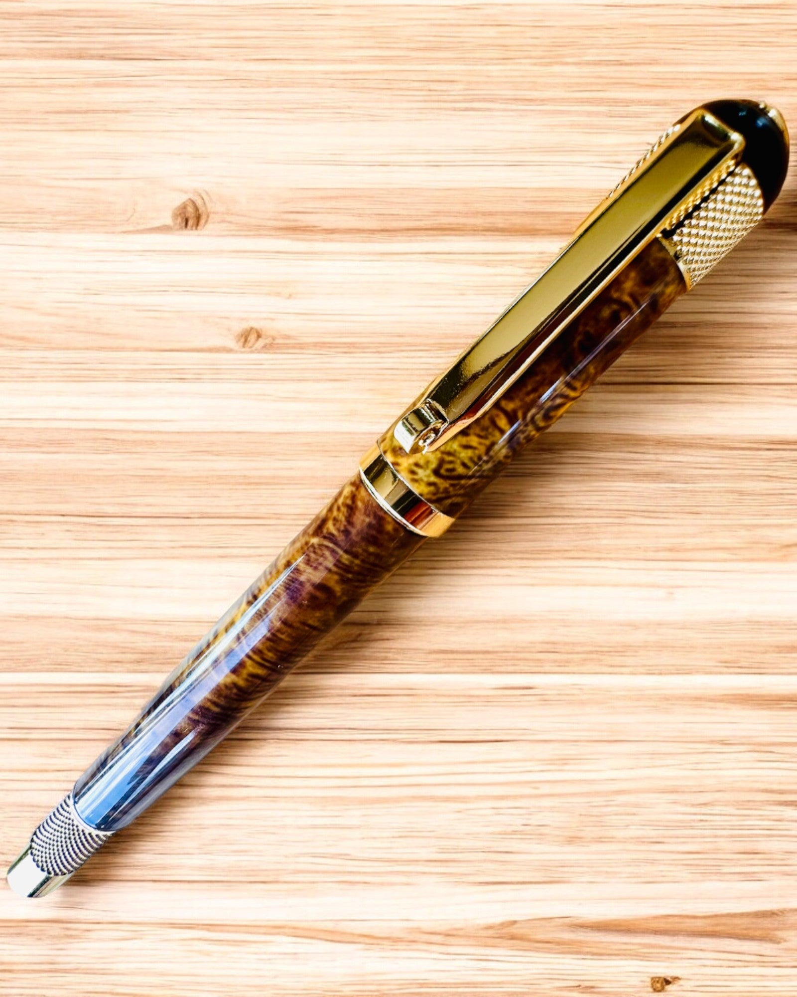 Stylo élégant "Majestic" avec option de personnalisation pour un cadeau, 2 variantes de couleurs au choix.