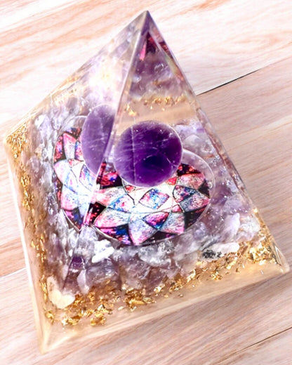 Pyramide Énergétique "Amethyst Star" en orgonite avec des cristaux d'améthyste