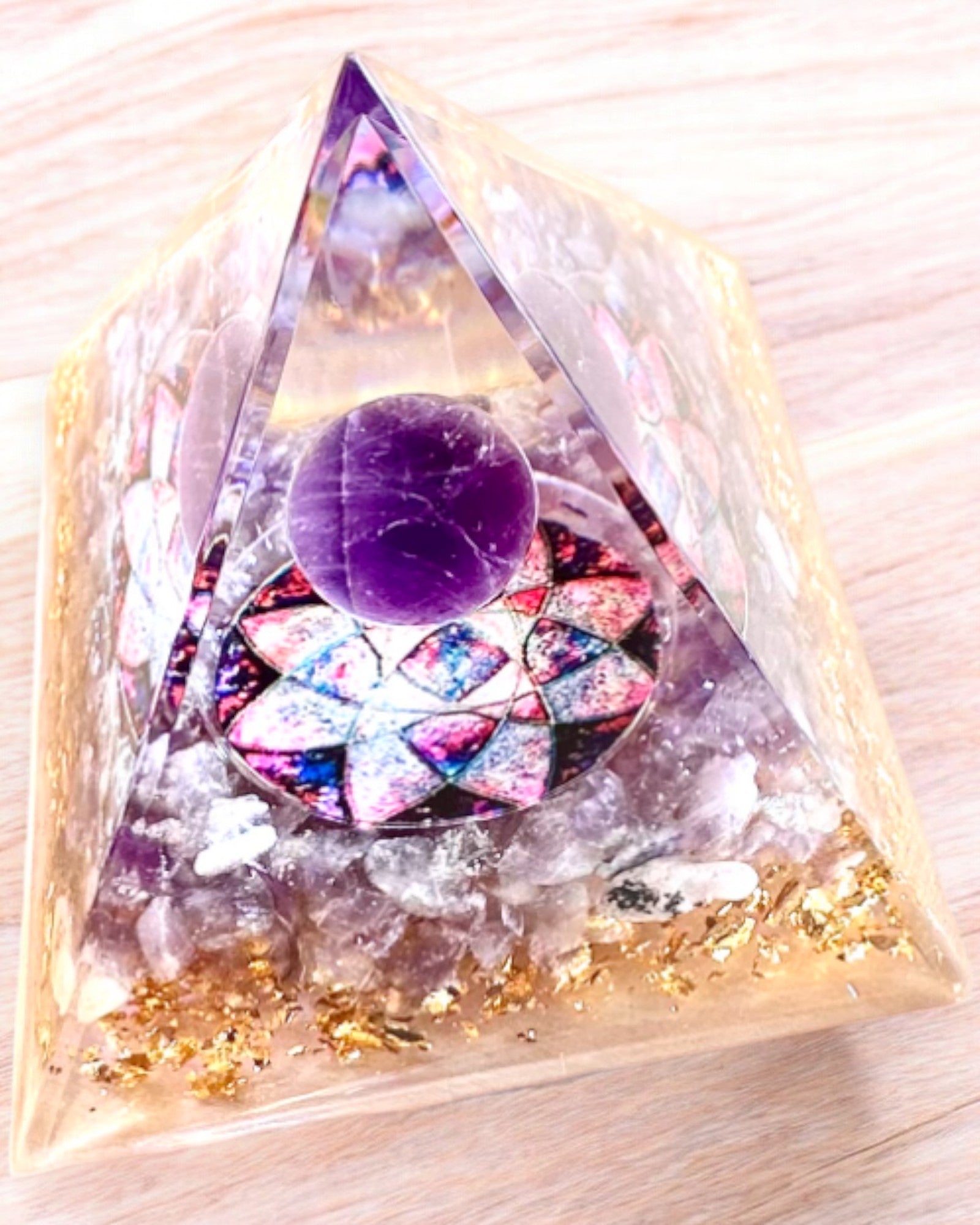 Pyramide Énergétique "Amethyst Star" en orgonite avec des cristaux d'améthyste