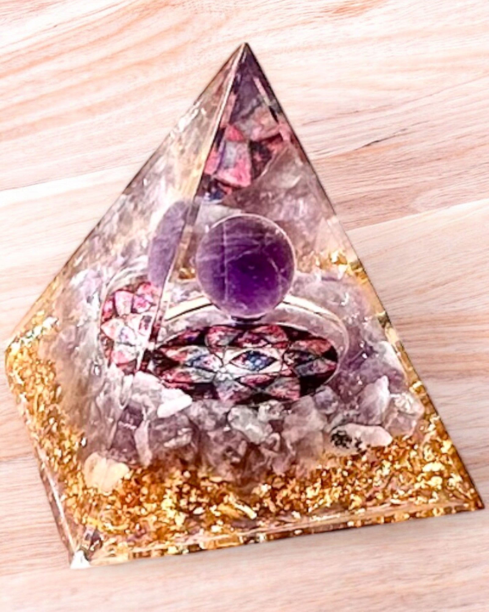 Pyramide Énergétique "Amethyst Star" en orgonite avec des cristaux d'améthyste