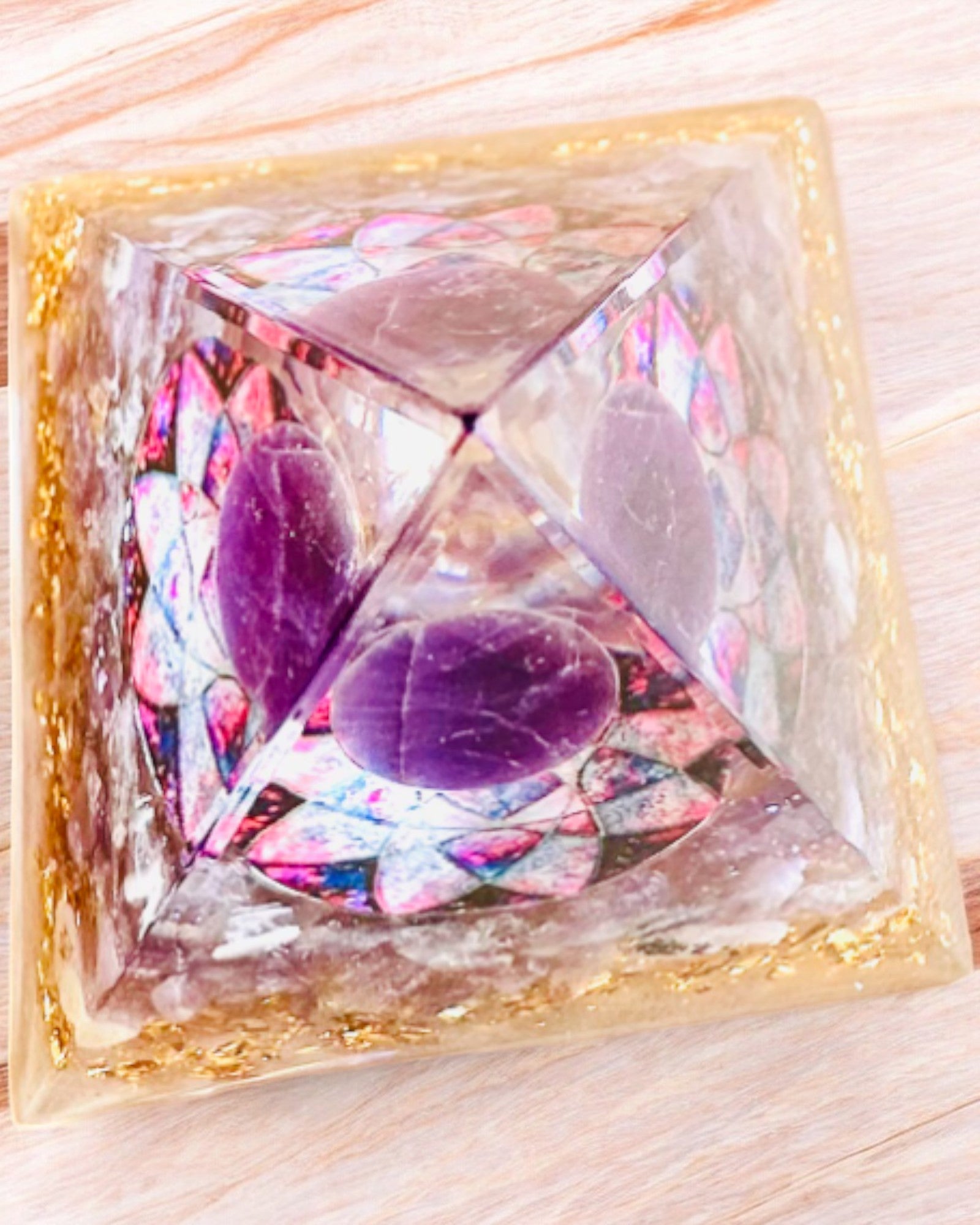 Pyramide Énergétique "Amethyst Star" en orgonite avec des cristaux d'améthyste