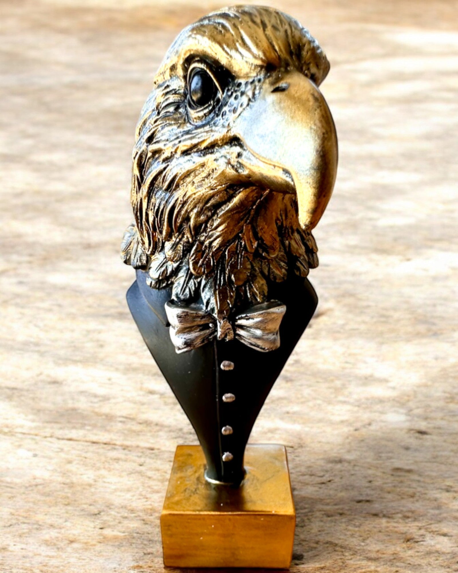 Figurine Tête d'Aigle Büffel Warden – en Frac Élégant avec Option de Gravure pour un Cadeau