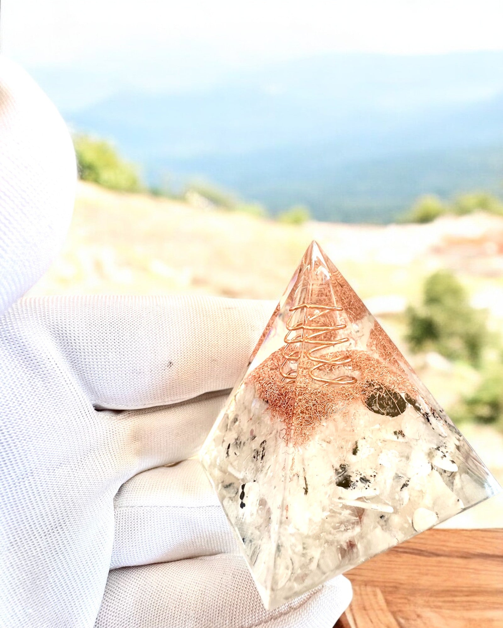 Pyramide Énergétique orgonite "Copper Harmony"