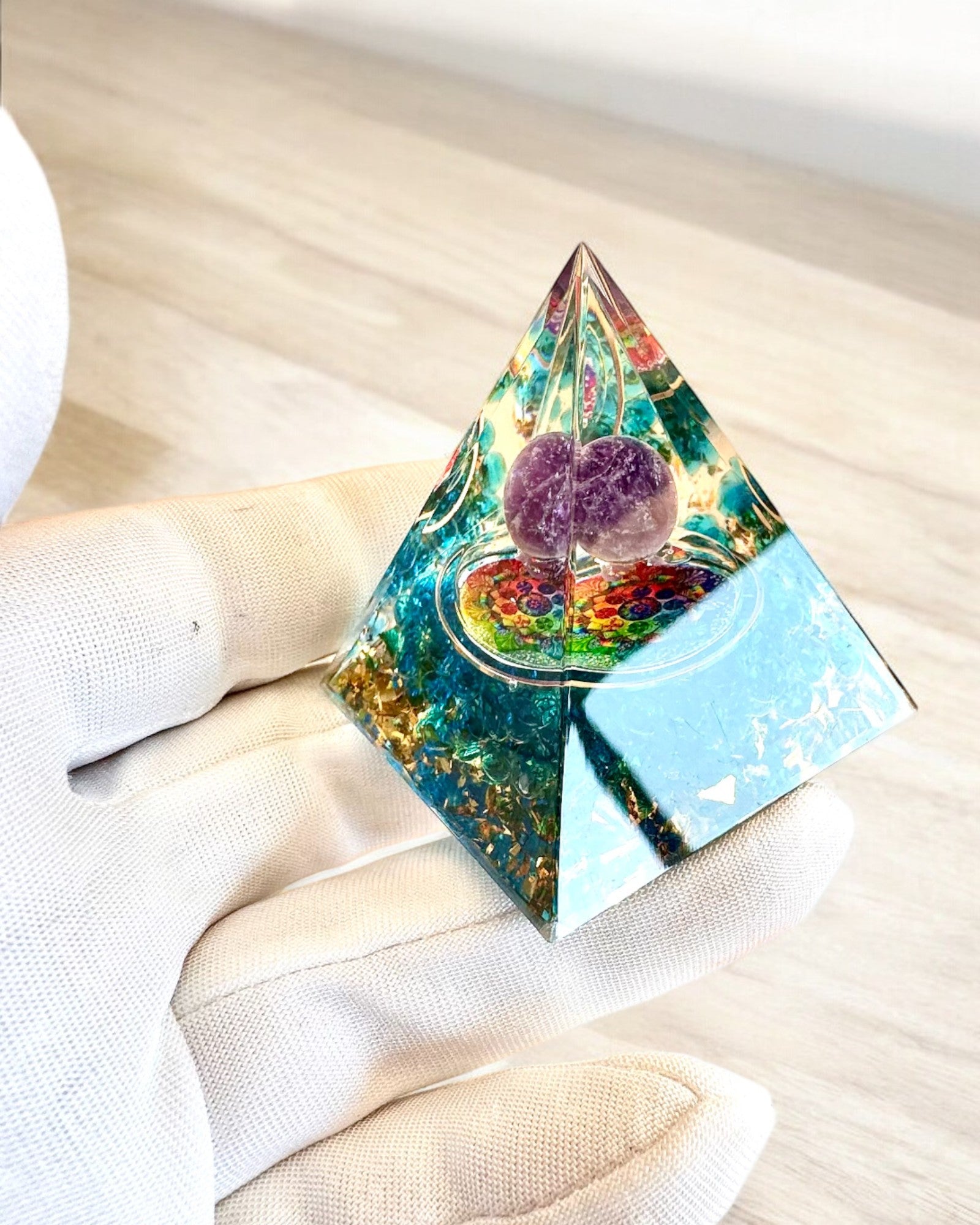 Pyramide Énergétique orgonite "Aura Mystique"