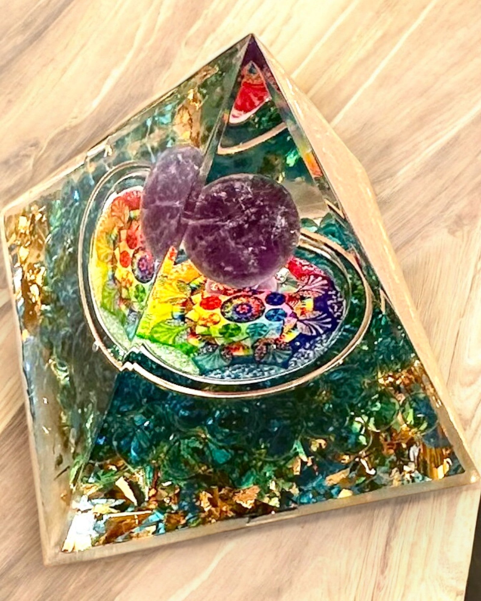 Pyramide Énergétique orgonite "Aura Mystique"