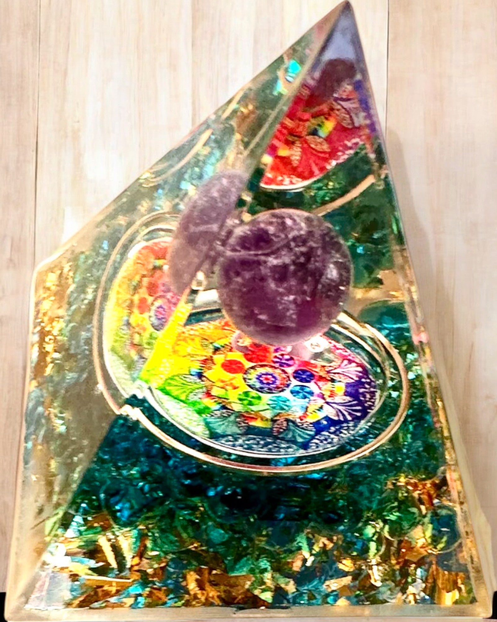 Pyramide Énergétique orgonite "Aura Mystique"