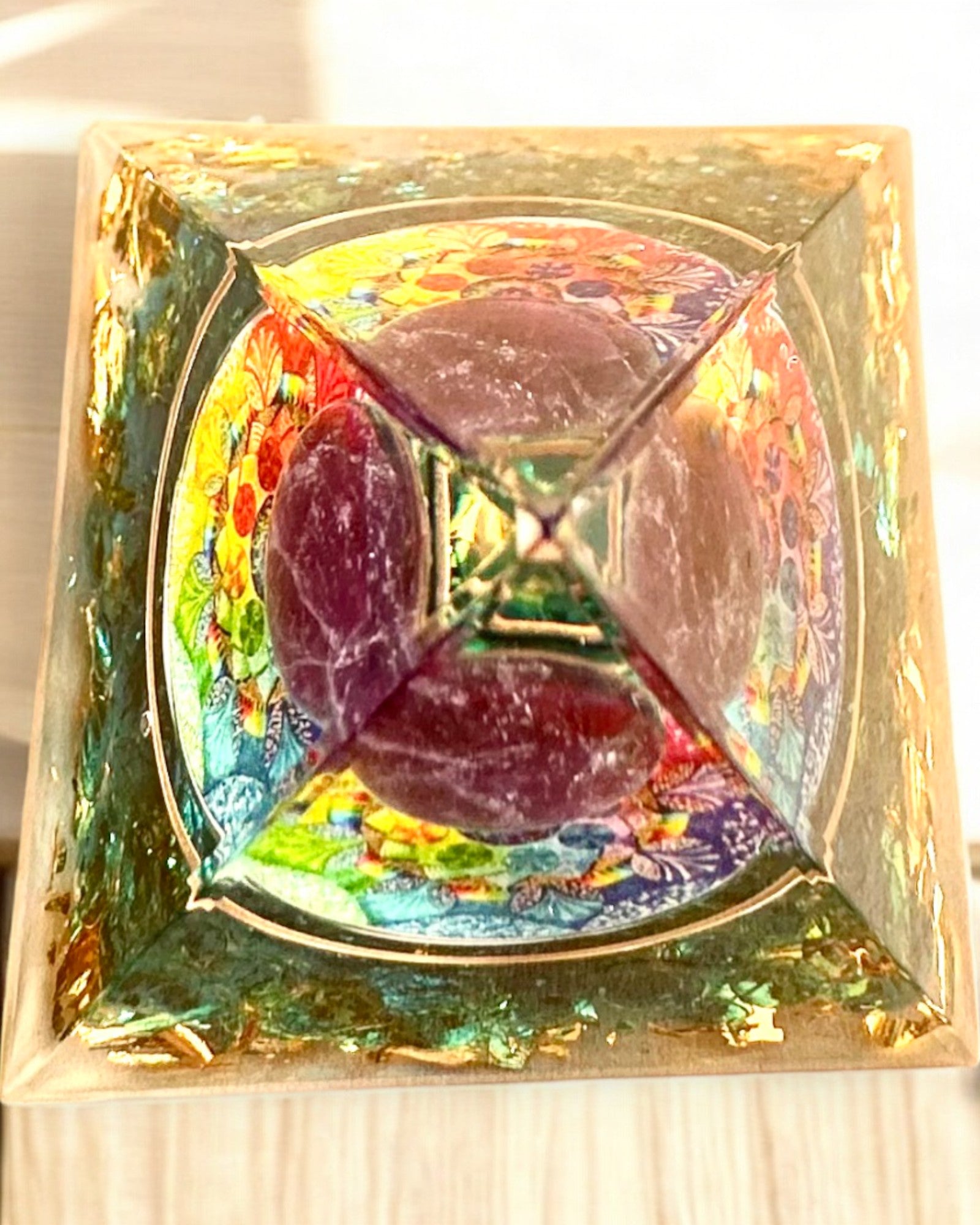 Pyramide Énergétique orgonite "Aura Mystique"