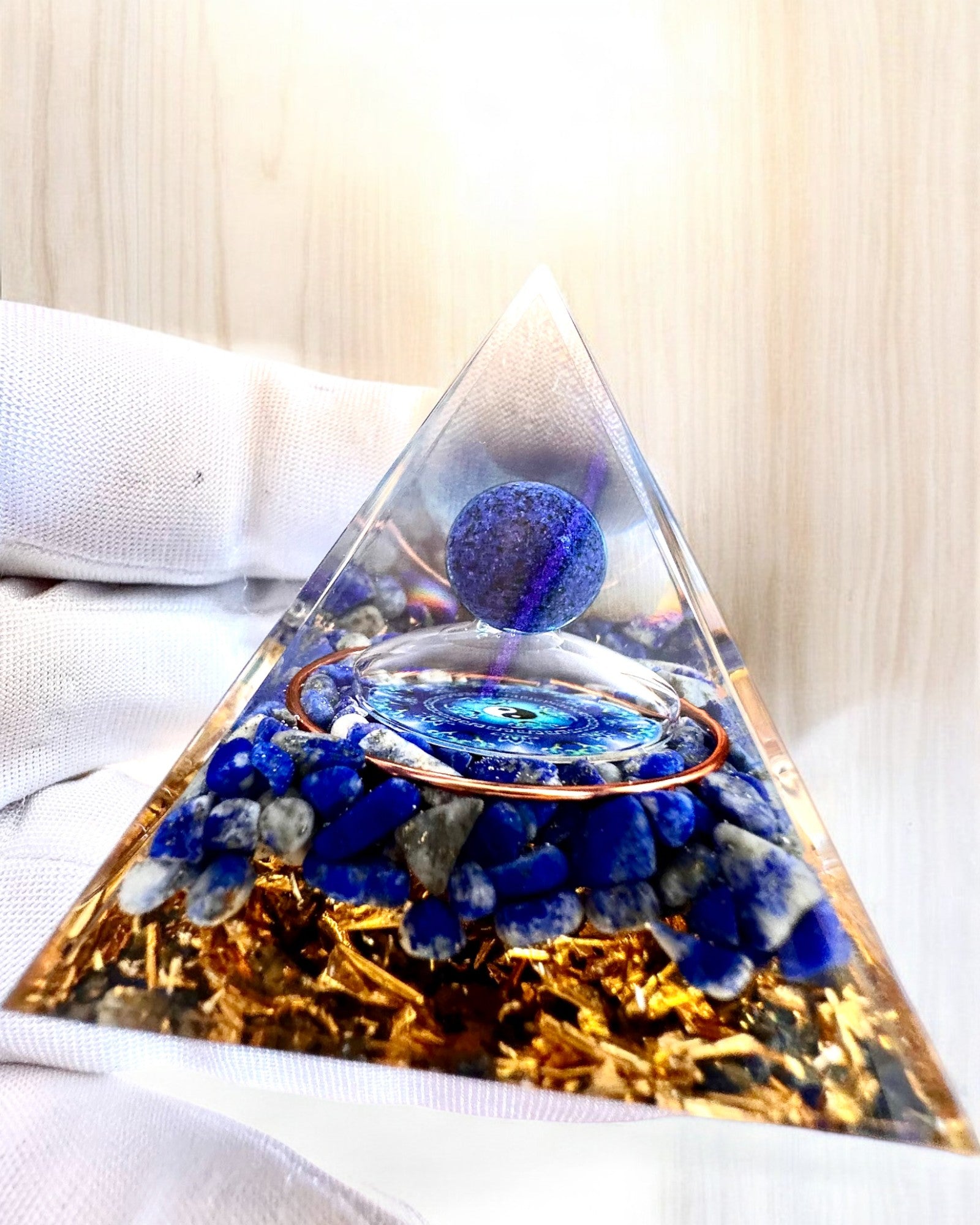 Pyramide Énergétique orgonite "Zenith" en Lapis Lazuli, idéale en cadeau