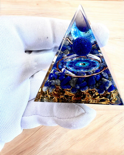 Pyramide Énergétique orgonite "Zenith" en Lapis Lazuli, idéale en cadeau