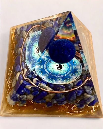 Pyramide Énergétique orgonite "Zenith" en Lapis Lazuli, idéale en cadeau