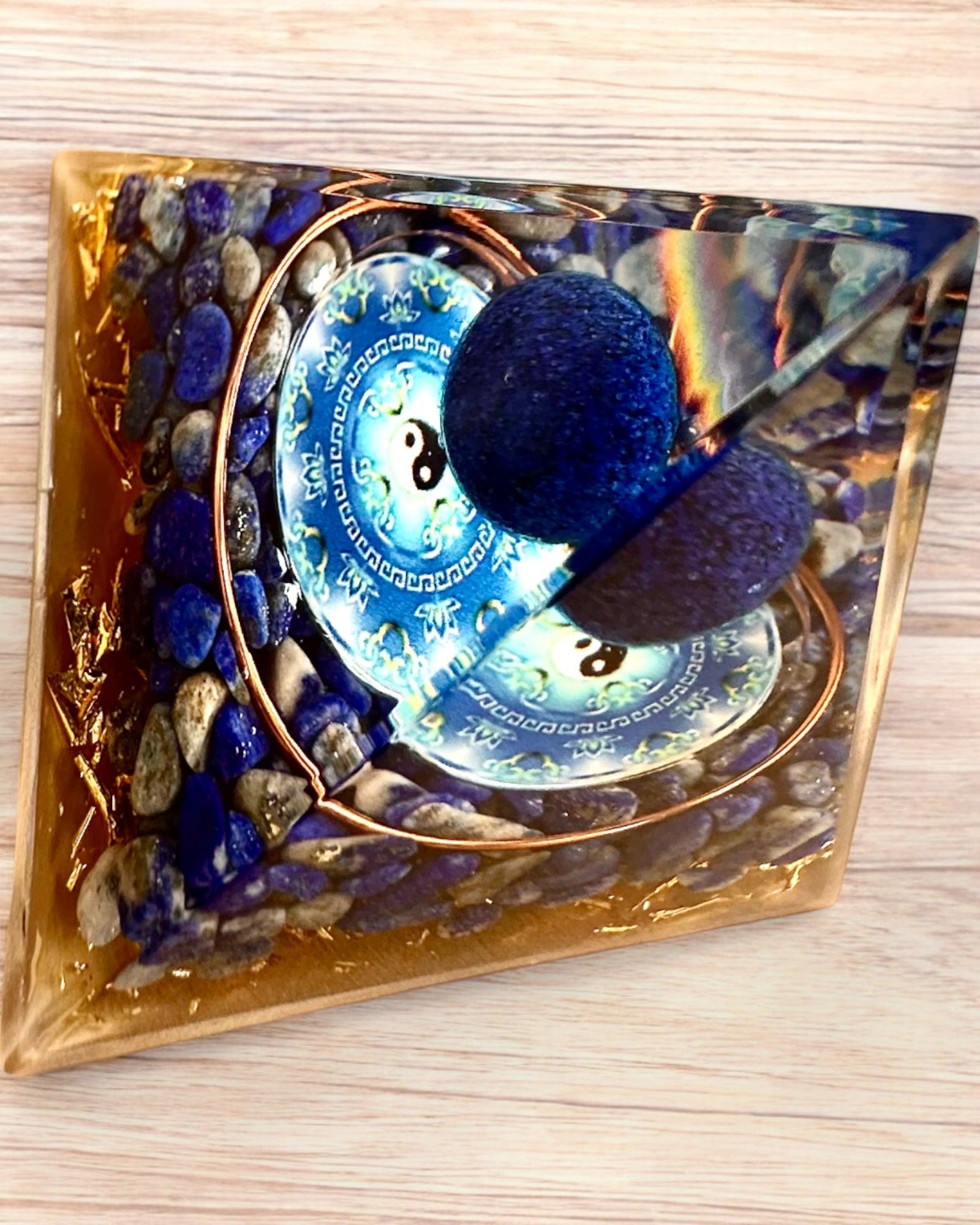 Pyramide Énergétique orgonite "Zenith" en Lapis Lazuli, idéale en cadeau