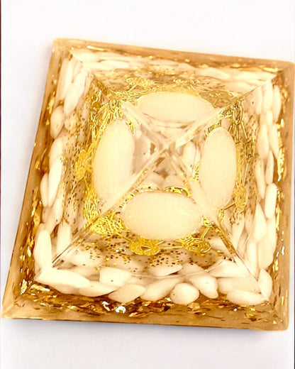 Energie-Pyramide aus Orgonit mit weißen Steinen - "Goldene Harmonie", ideal als Geschenk