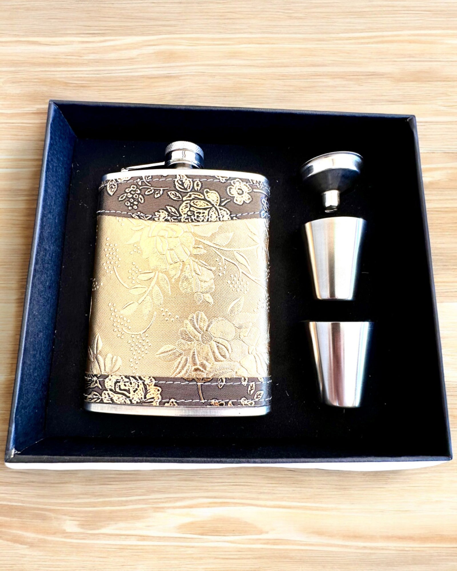 Elegant "Golden Rose" hip flask with a set of glasses, personalization with engraving for a gift.