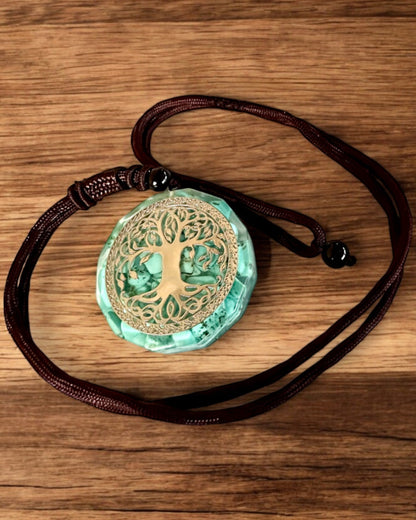 Amulette "Arbre de Vie" avec turquoise – Votre force personnelle, collier à offrir, personnalisation par gravure