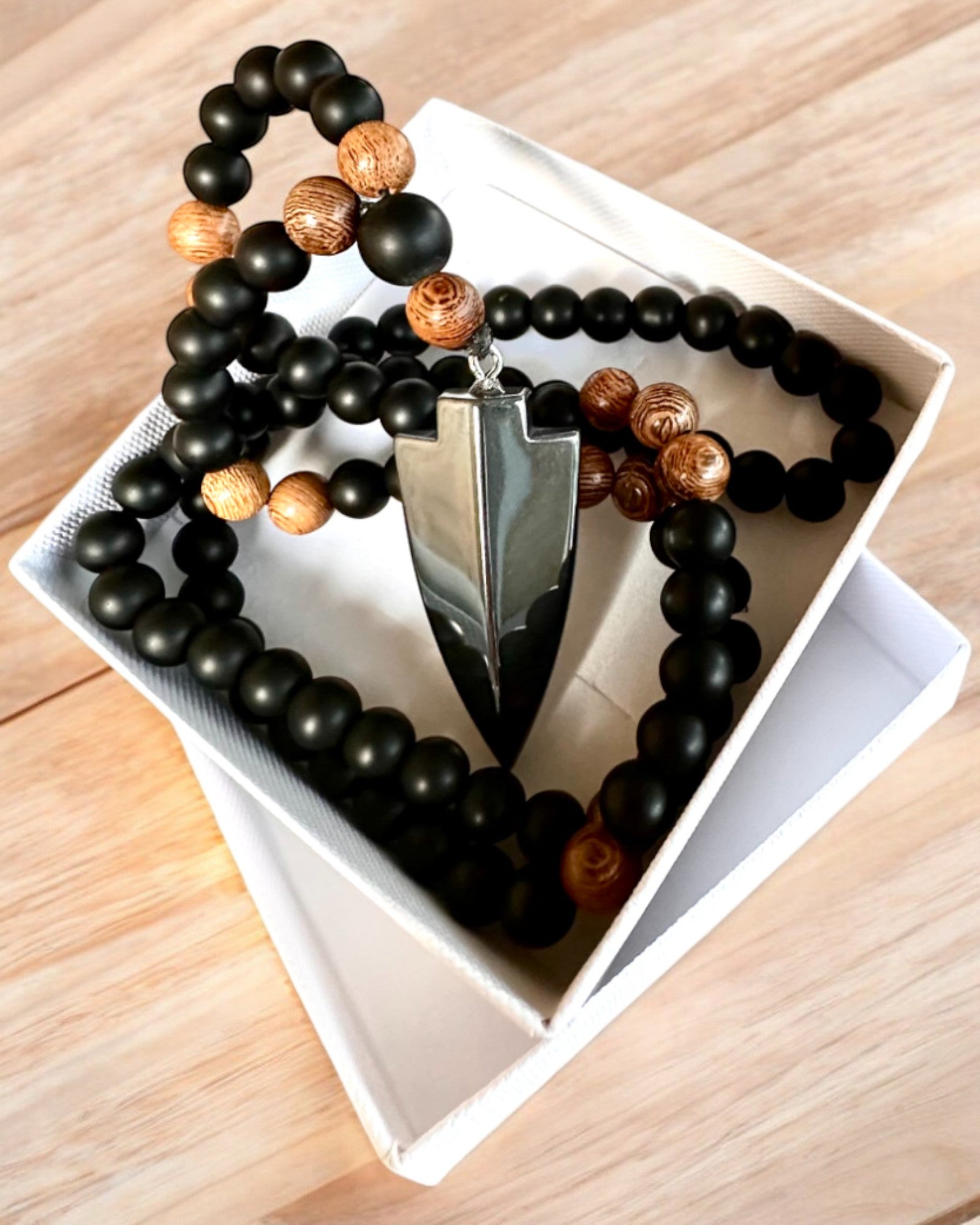 Freccia di Potere – Collana con Obsidiana Nera e Perline di Legno, personalizzazione con incisione per regalo