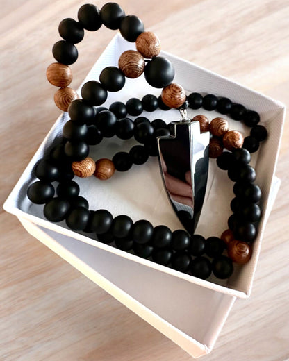 Flèche de Pouvoir – Collier en Obsidienne Noire et Perles en Bois, personnalisation par gravure pour un cadeau