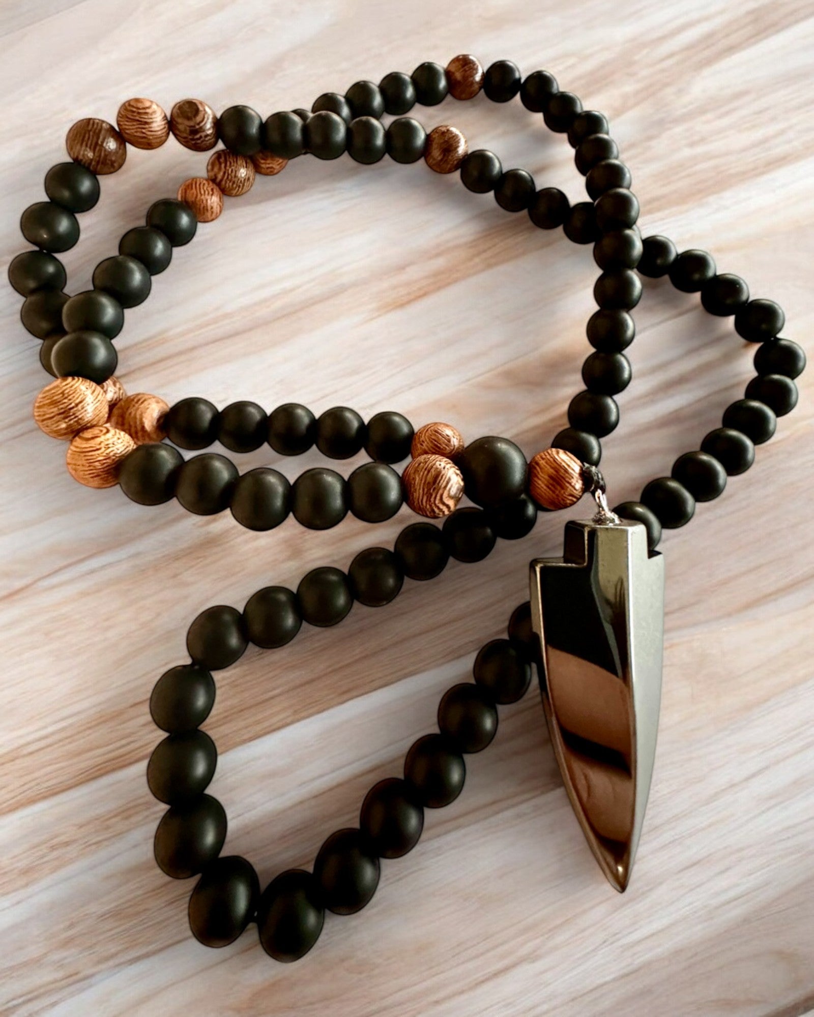 Flèche de Pouvoir – Collier en Obsidienne Noire et Perles en Bois, personnalisation par gravure pour un cadeau