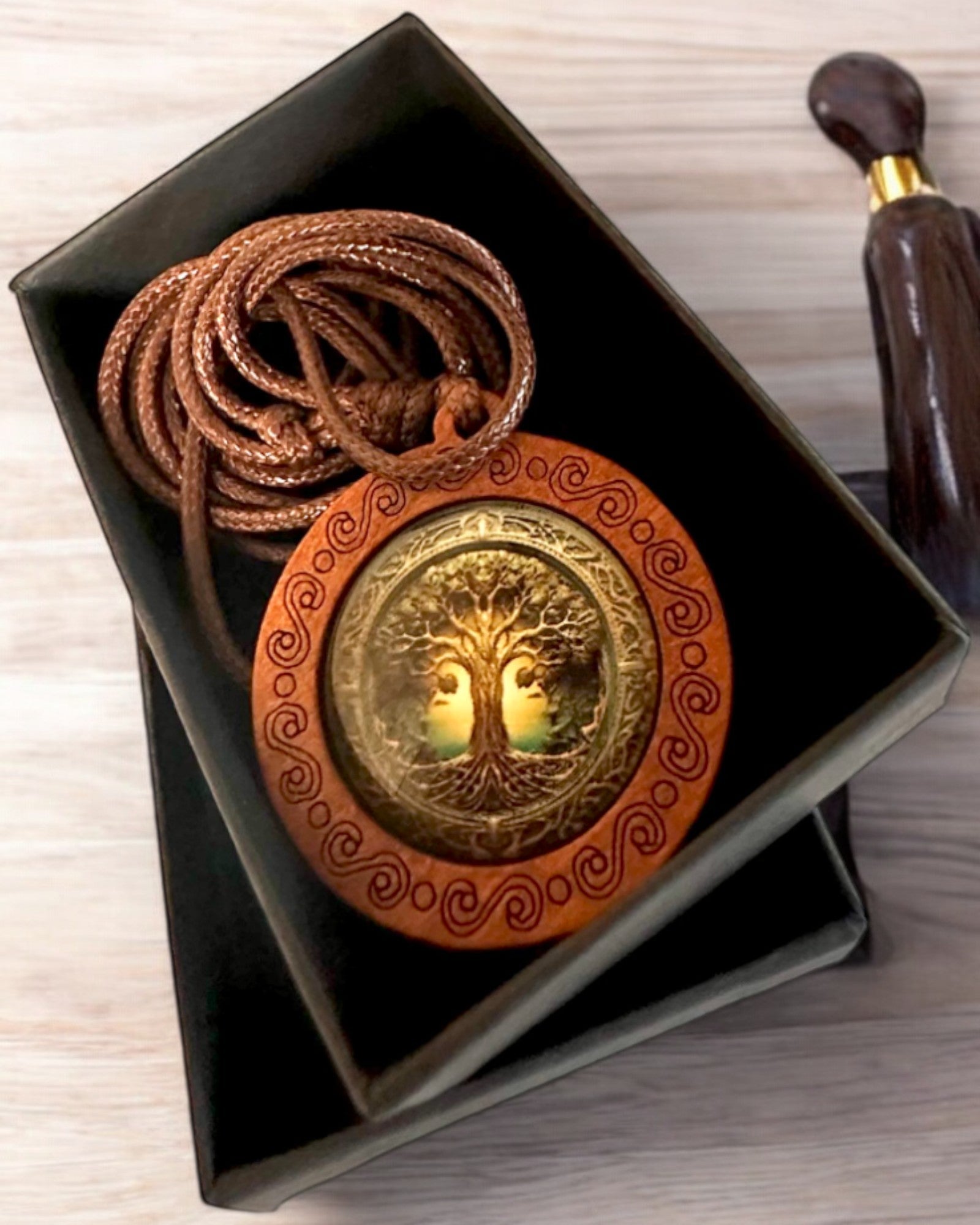 Amulette de Vie "Arbre des Ancêtres" - Collier Fait Main en Bois et Verre, possibilité de personnalisation par gravure pour un cadeau