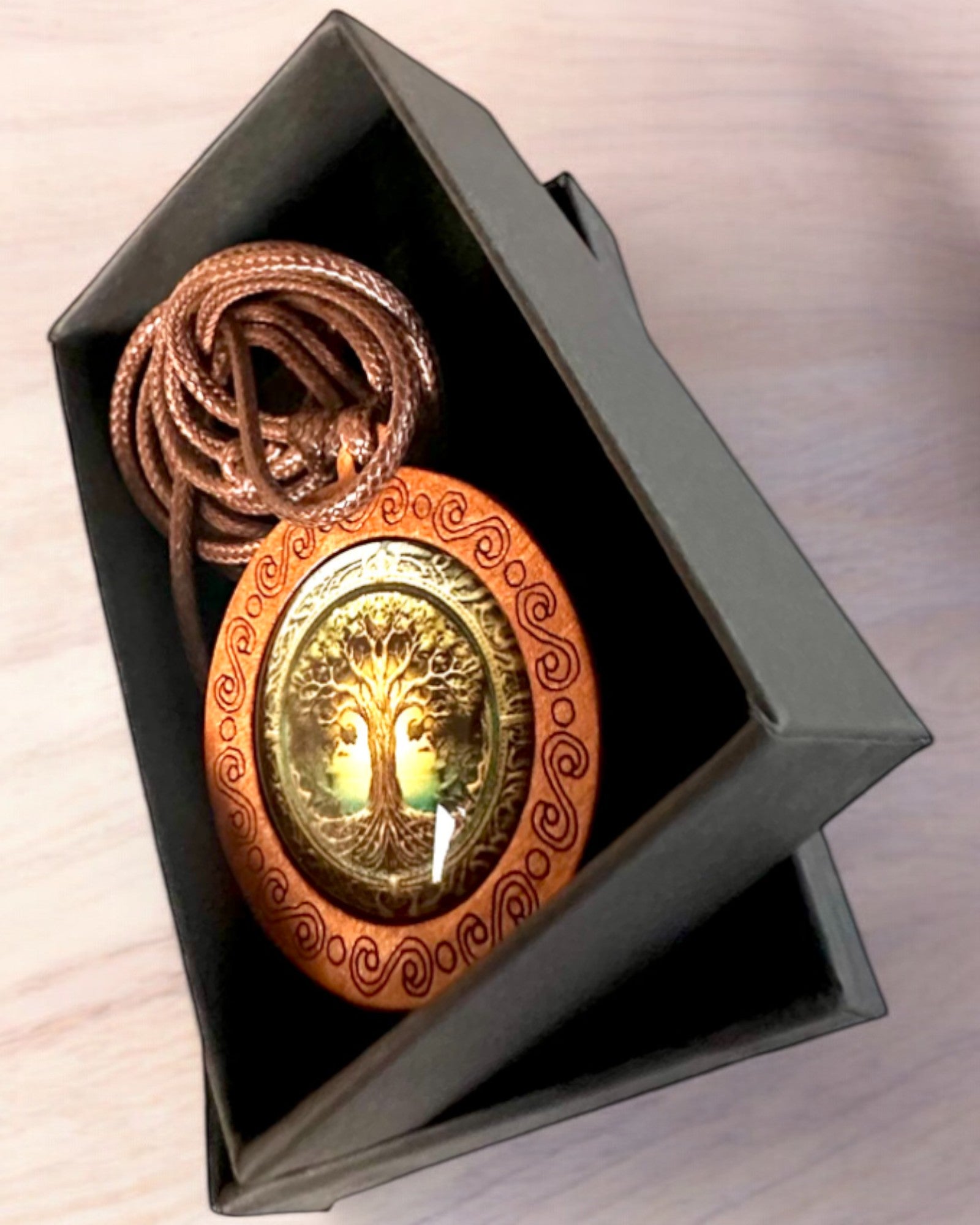 Amuleto della Vita "Albero degli Antenati" - Collana Fatta a Mano in Legno e Vetro, possibilità di personalizzazione con incisione per un regalo