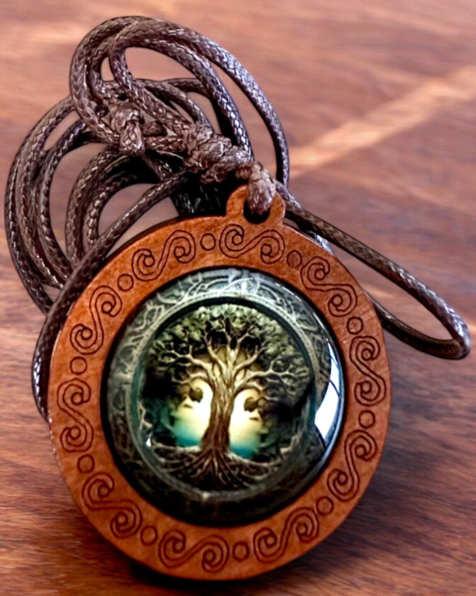 Amulette de Vie "Arbre des Ancêtres" - Collier Fait Main en Bois et Verre, possibilité de personnalisation par gravure pour un cadeau