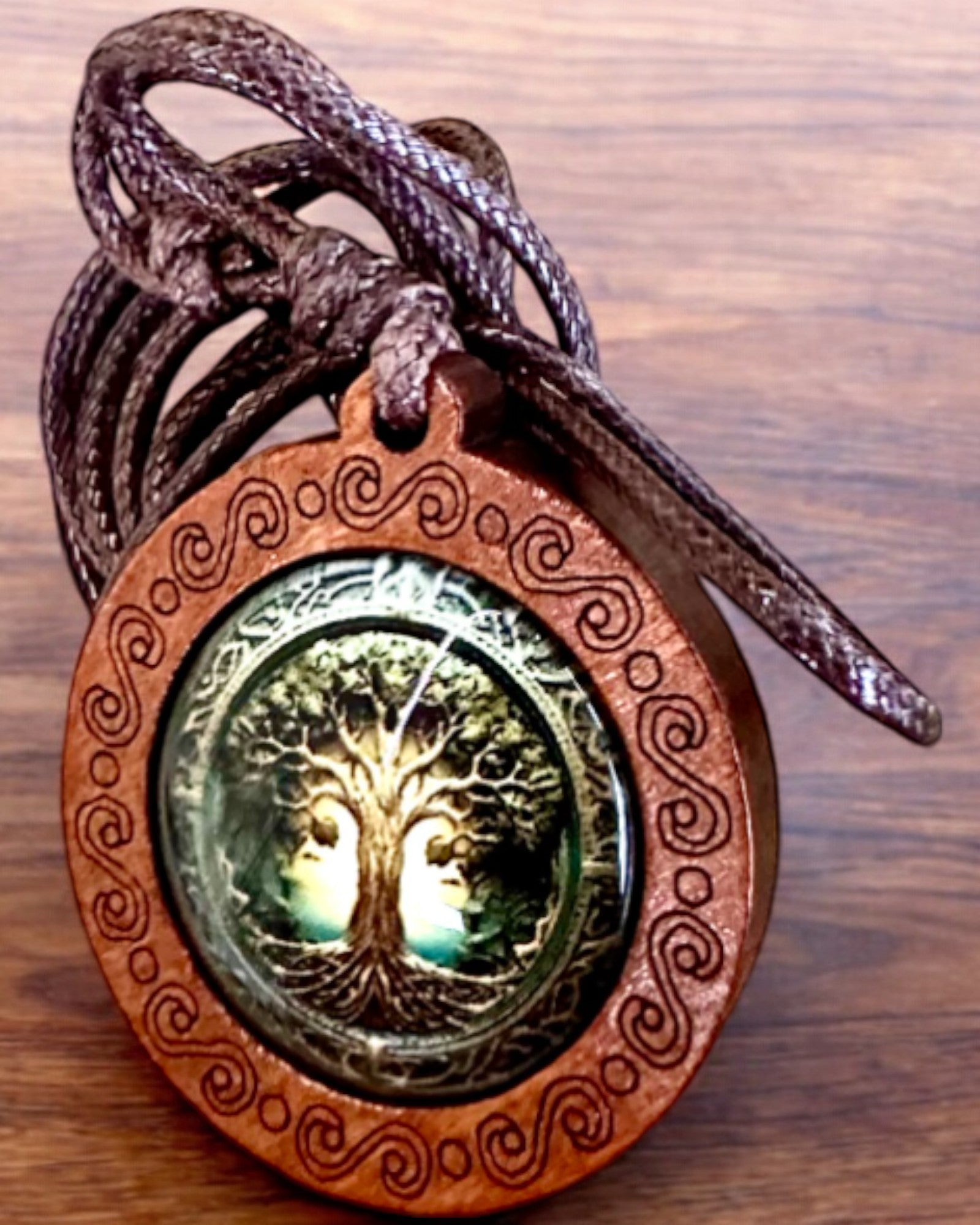 Amulette de Vie "Arbre des Ancêtres" - Collier Fait Main en Bois et Verre, possibilité de personnalisation par gravure pour un cadeau