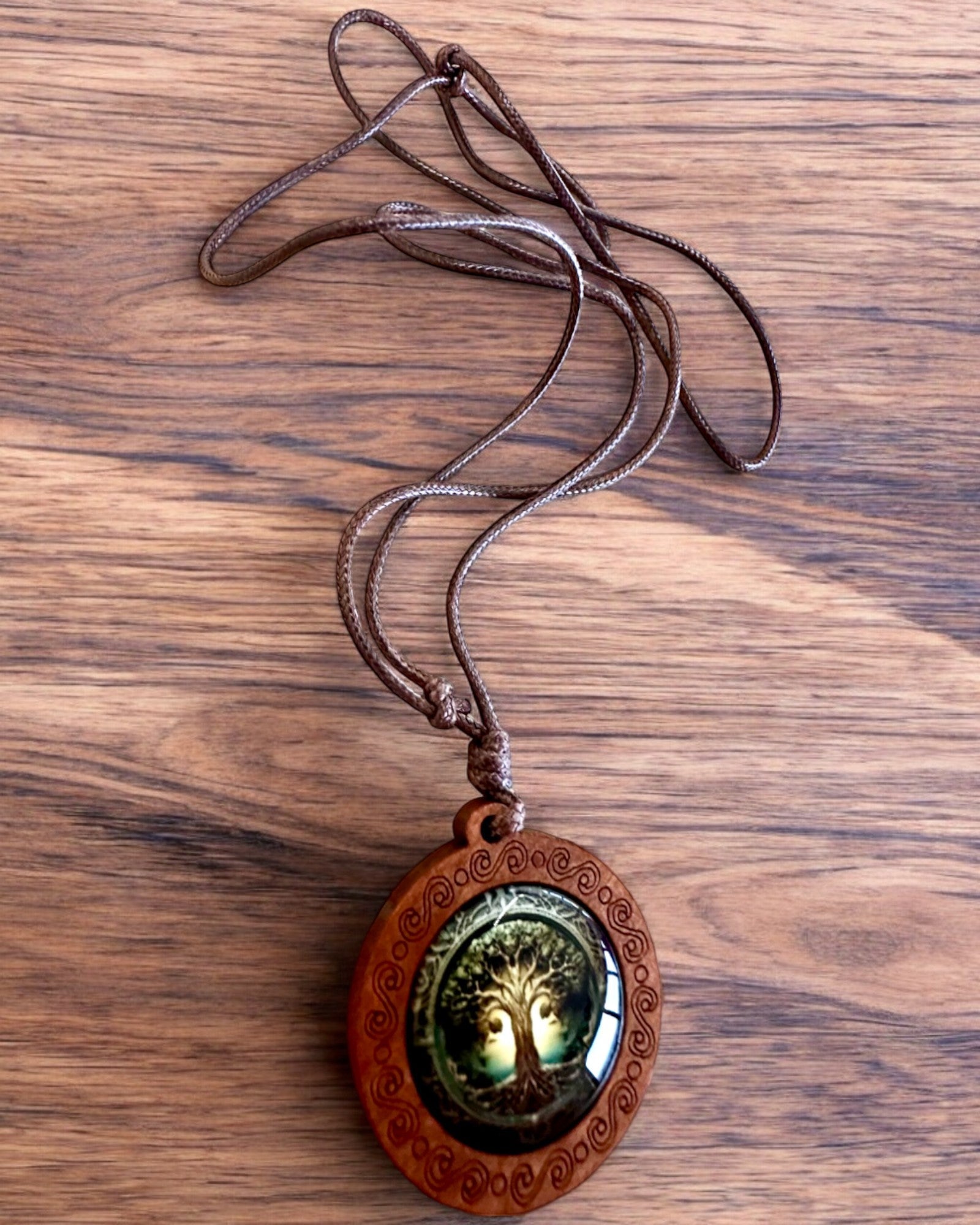 Amulette de Vie "Arbre des Ancêtres" - Collier Fait Main en Bois et Verre, possibilité de personnalisation par gravure pour un cadeau