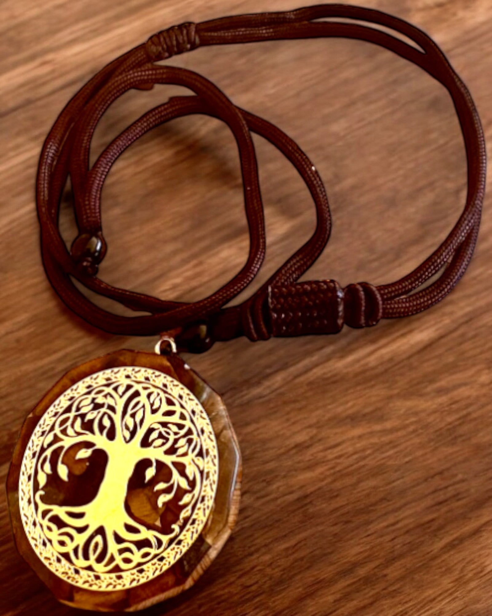 Amulette "Arbre de Vie" en œil de tigre, collier cadeau avec personnalisation par gravure