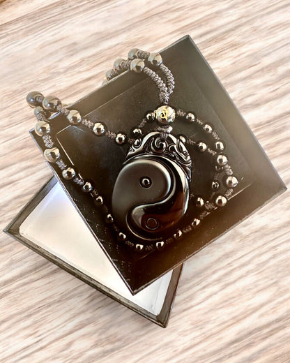 Obsidian-Amulett Yin Yang mit Gravur - Harmonie und Schutz, Personalisierung mit Gravur als Geschenk