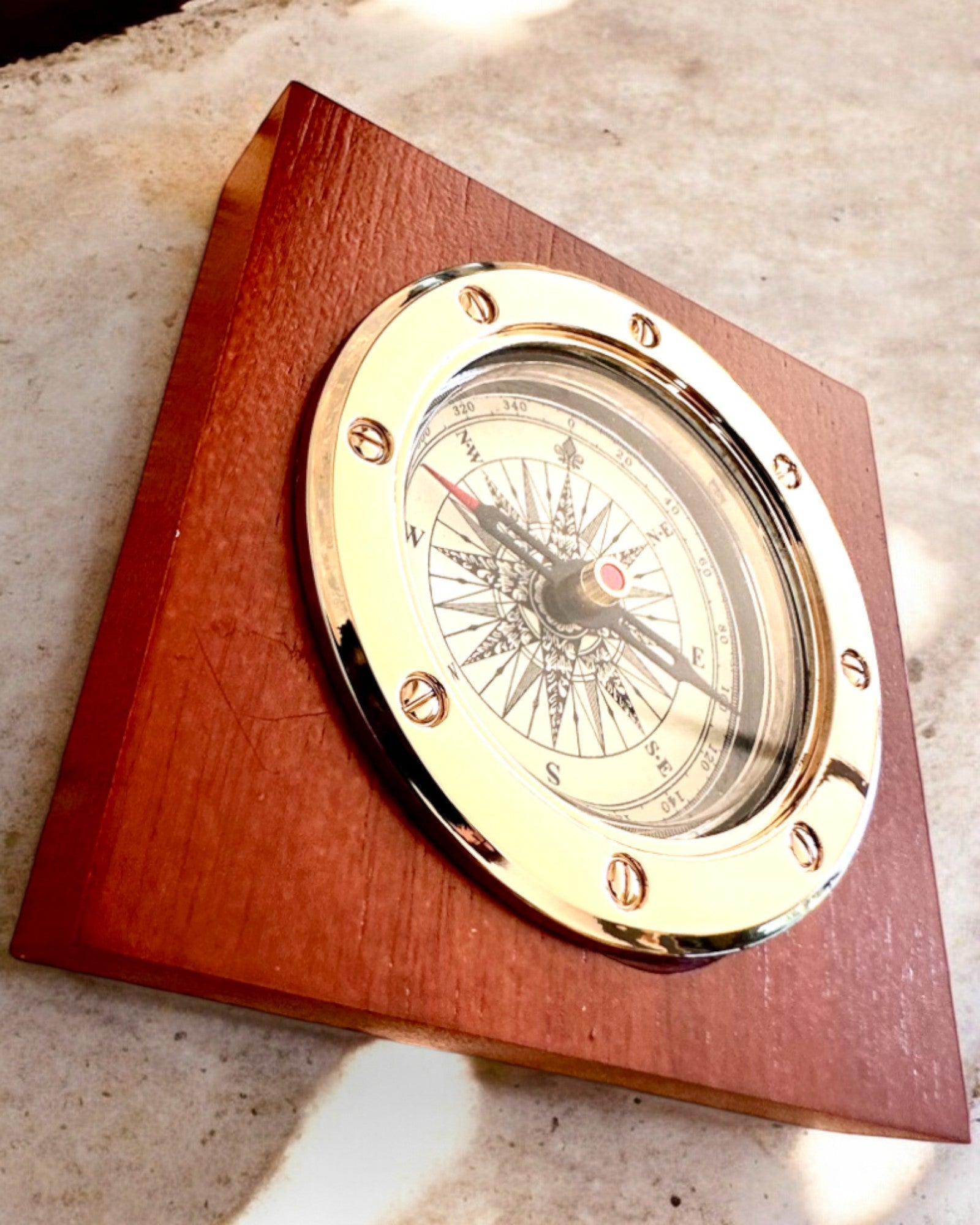 Kompass „Navigator2” - Klassische Eleganz in Messing und Holz, Personalisierung durch Gravur als Geschenk