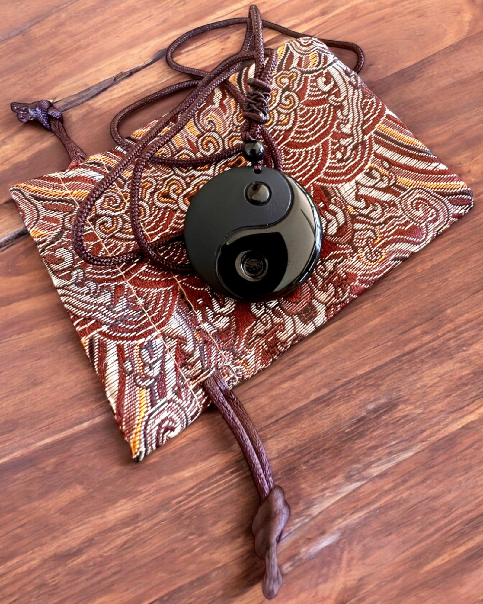 Collana Boho in Obsidiana Yin Yang Tai Chi, possibilità di personalizzazione con incisione per un regalo