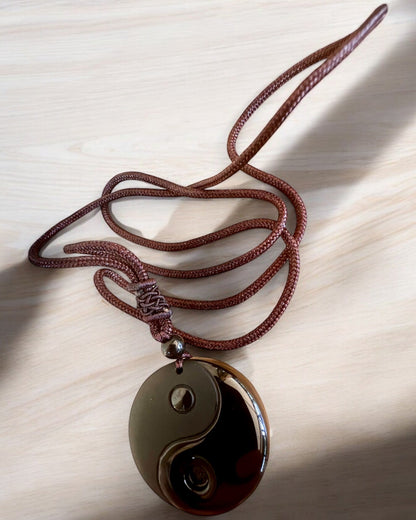 Boho-Halskette aus Obsidian Yin Yang Tai Chi, Möglichkeit zur Personalisierung mit Gravur als Geschenk