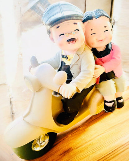 Figurine décorative Amoureux en scooter - personnalisation par gravure pour un cadeau