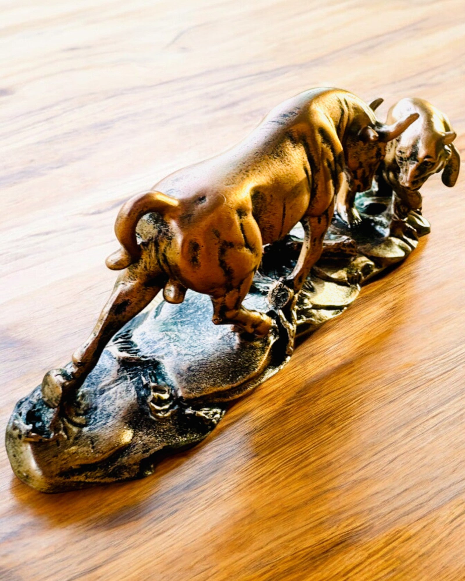 "L'Affrontement du Taureau et de l'Ours" - Sculpture en cuivre-roux avec option de gravure