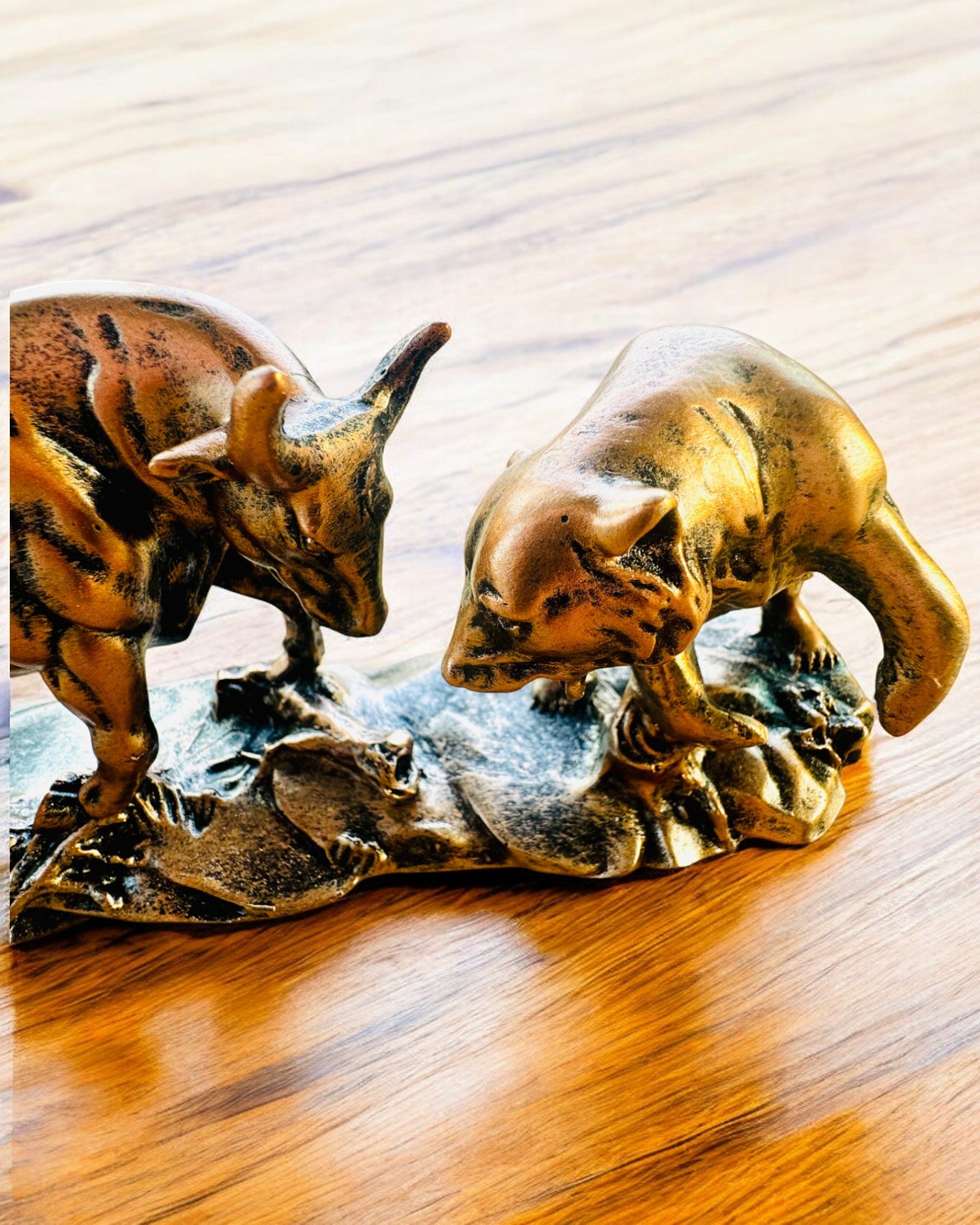 "L'Affrontement du Taureau et de l'Ours" - Sculpture en cuivre-roux avec option de gravure