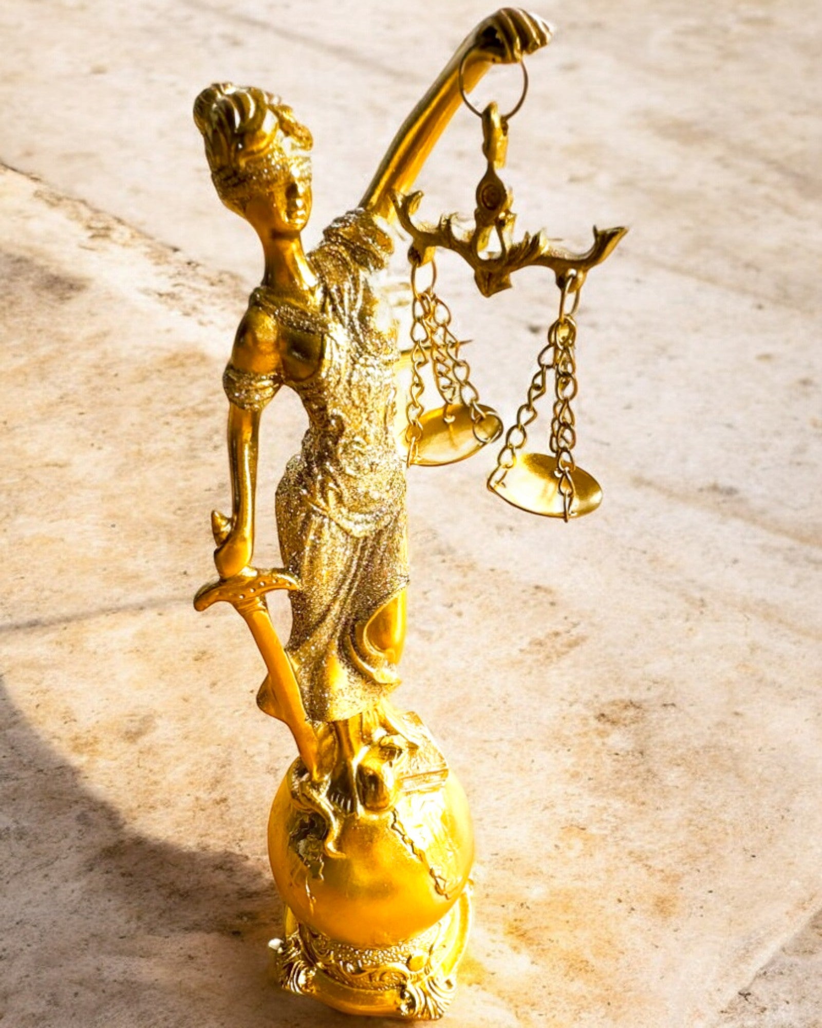 Statuette de la Déesse de la Justice – Décoration Artistique pour Étagère, Artisanat en Résine, personnalisation par gravure