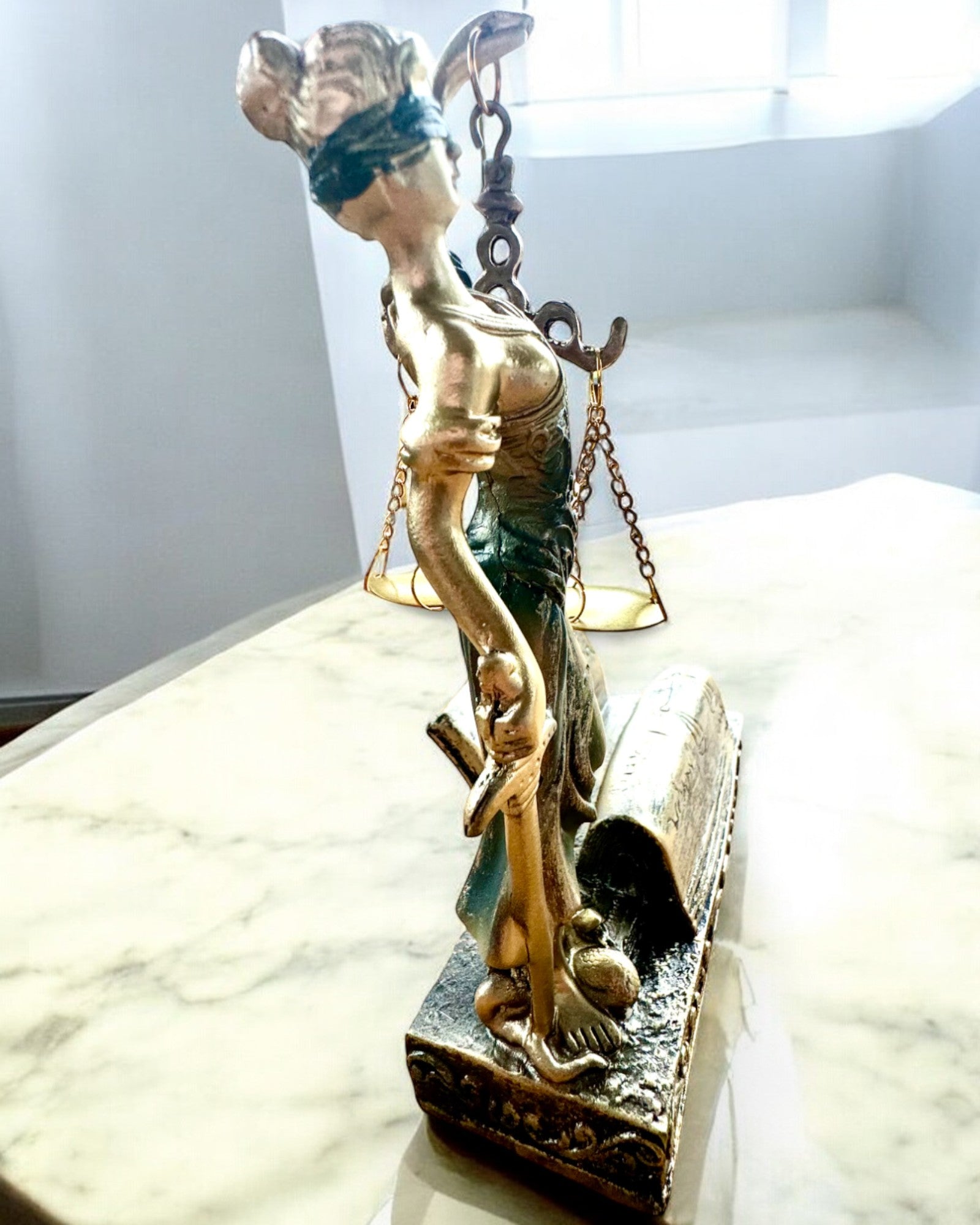 Statua "Justicia 2" - Dea della Giustizia – Decorazione Artistica da Mensola, Artigianato in Resina, personalizzazione con incisione