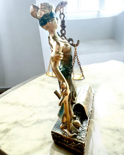 Statuette "Justicia 2" - Déesse de la Justice – Décoration Artistique pour Étagère, Artisanat en Résine, personnalisation par gravure