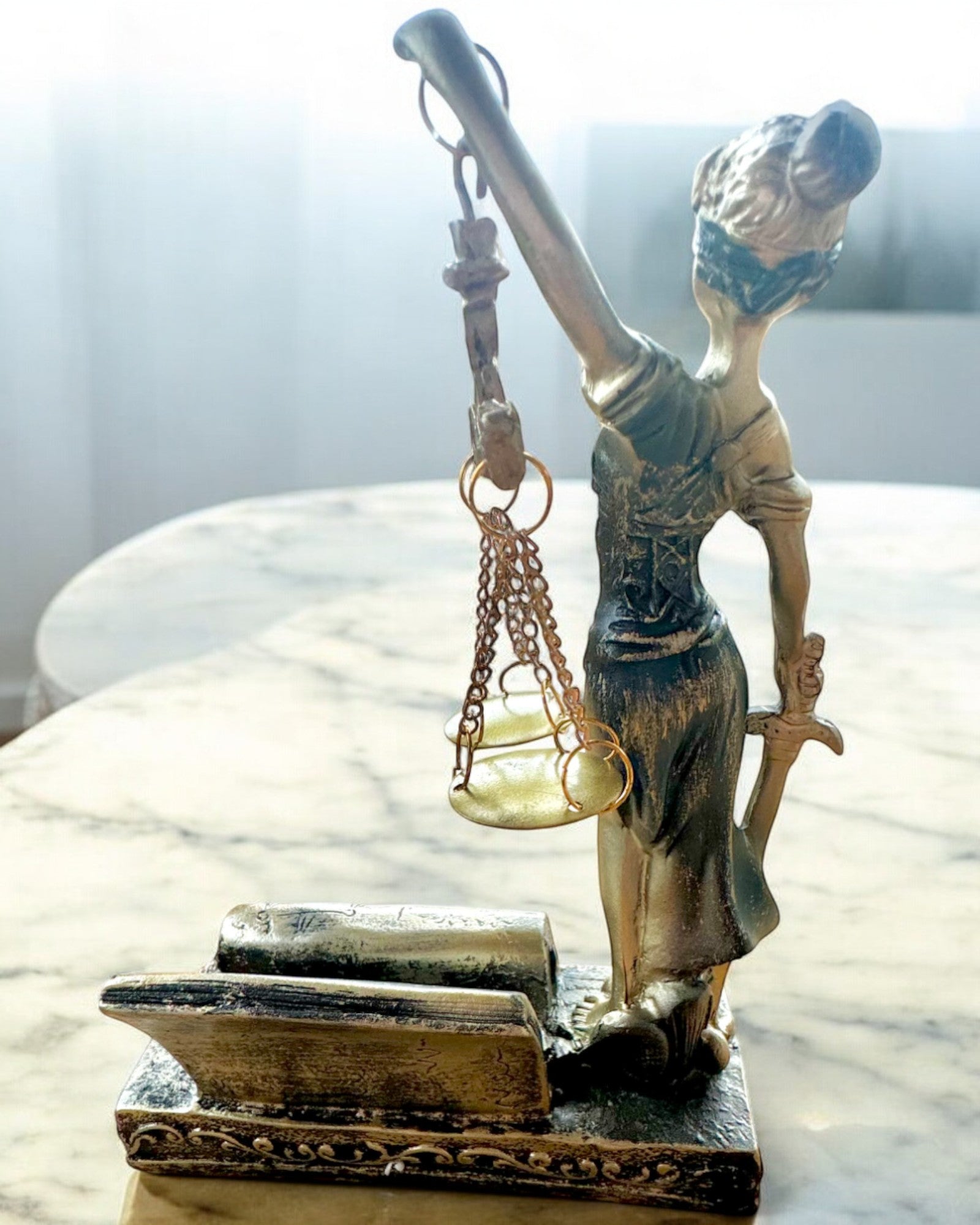 Statuette "Justicia 2" - Déesse de la Justice – Décoration Artistique pour Étagère, Artisanat en Résine, personnalisation par gravure