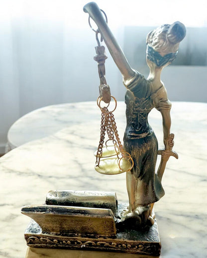 Statua "Justicia 2" - Dea della Giustizia – Decorazione Artistica da Mensola, Artigianato in Resina, personalizzazione con incisione