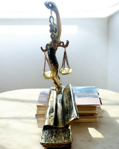 Statuette "Justicia 2" - Déesse de la Justice – Décoration Artistique pour Étagère, Artisanat en Résine, personnalisation par gravure