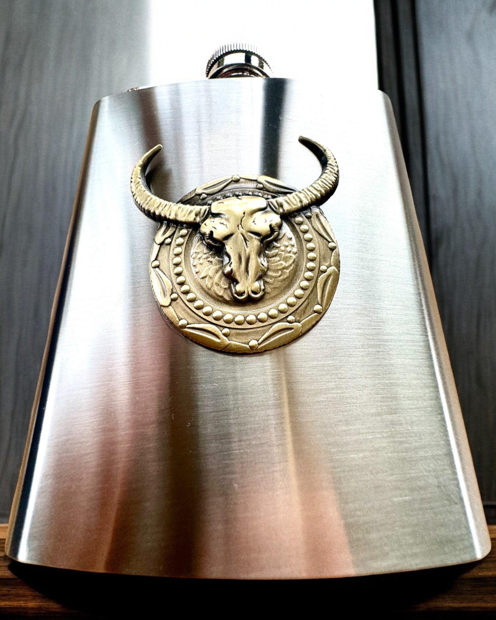 Bizon Flask – Flasque Élégante avec Motif de Bison - possibilité de personnalisation par gravure pour un cadeau