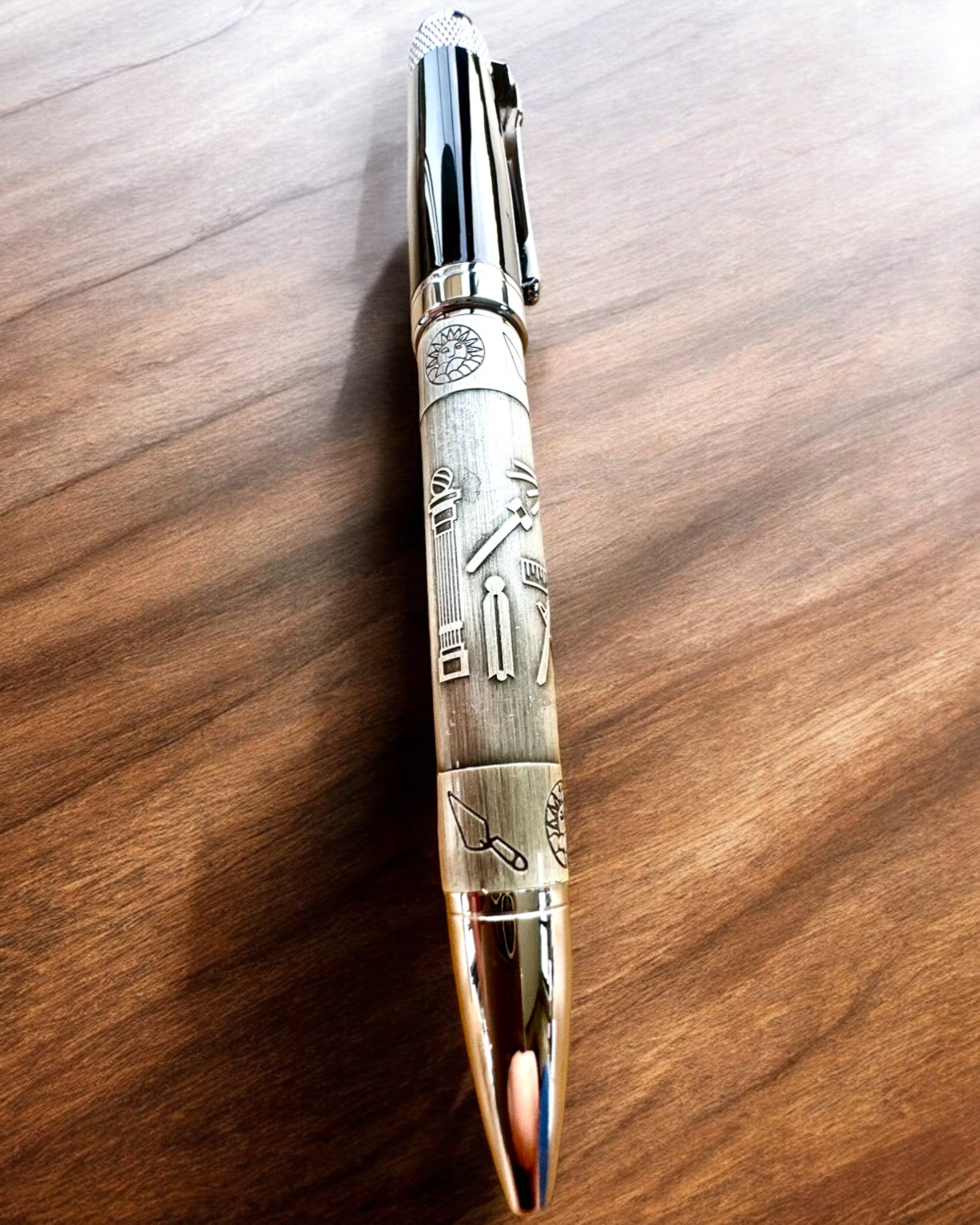 Stylo Élégant "Harmonie Maîtresse" avec Option de Gravure - Motifs Symboliques, Argent Ancien, possibilité de personnalisation par gravure pour un cadeau