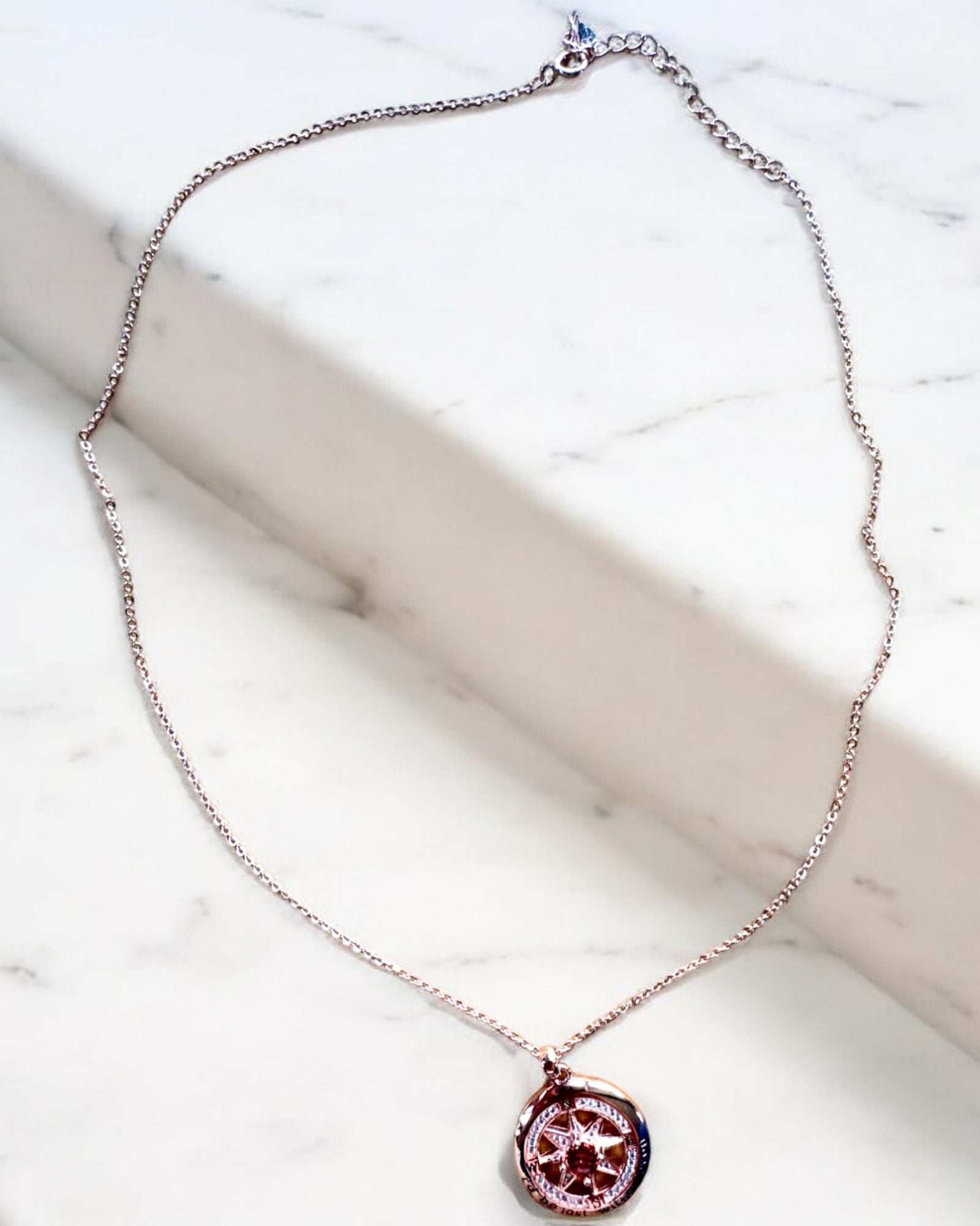 Collier "Compas de l'Amour" avec zircon, possibilité de personnalisation par gravure