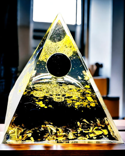 Pyramide en Cristal d'Améthyste - Apporte une Énergie Positive et Soutient la Méditation. Couleur or - noir